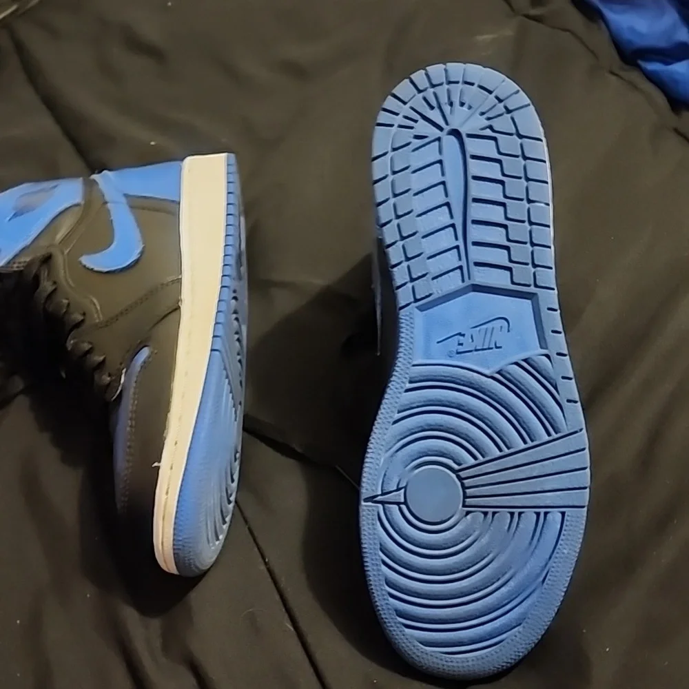 Jordan 1 High shoes in 6 youth - Picture 4 of 4